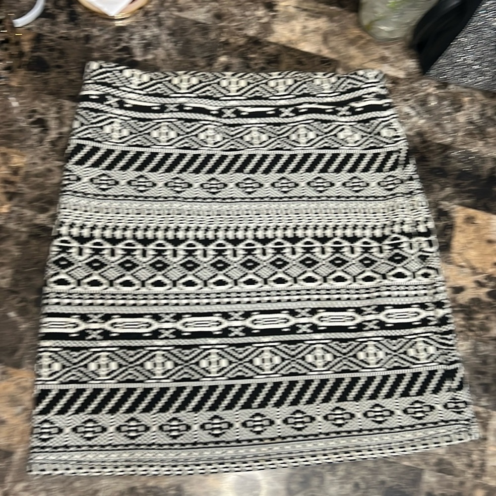 Jacquard knit black and white Aztec striped skirt size S